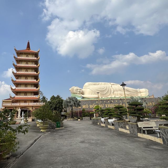 check out huge temple, reclining Buddha 