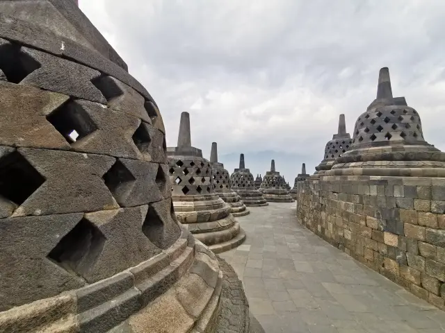 印尼婆罗浮屠,世上最大佛教寺庙 