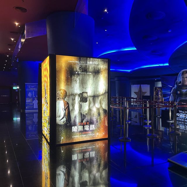 台北大直美麗華摩天輪｜情侶約會座摩天輪🎡看電影🎬來這裡就好