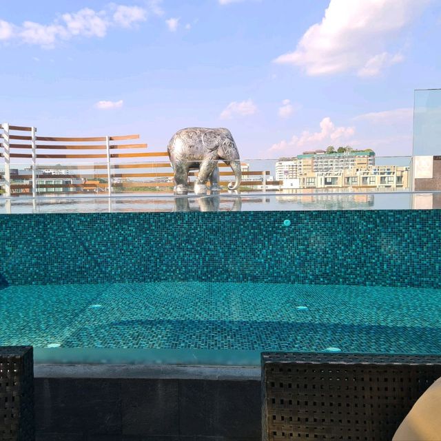 Rise Rooftop Bar & Swimming pool 