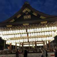 京都晚上景點｜八阪神社，好像小型夜市，販賣著各種道地小吃