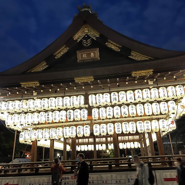 京都晚上景點｜八阪神社，好像小型夜市，販賣著各種道地小吃
