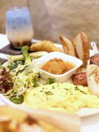 奶白色同木系為主調 Cafe