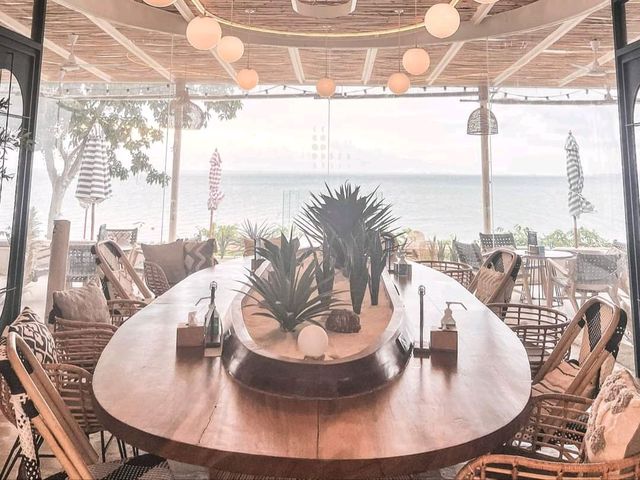 คาเฟ่ติดทะเล ที่พัทยา @ The Lunar Beach House Patt