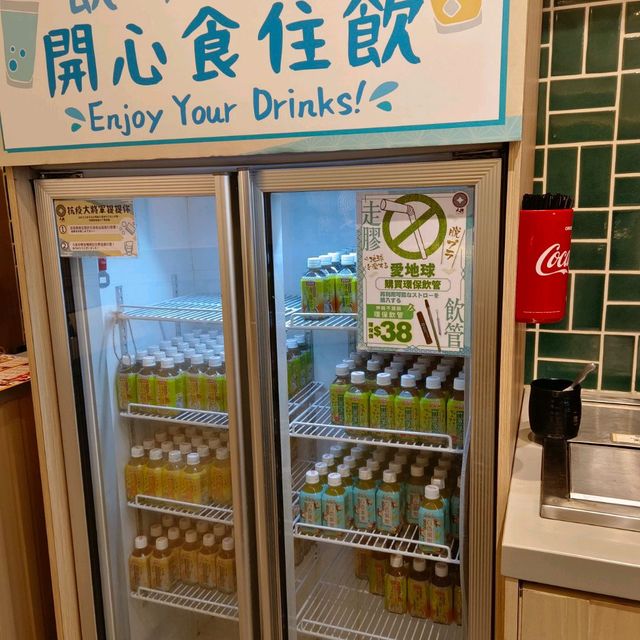 健康五色蔬菜，寬濶玻璃窗，綠樹蒼碧！