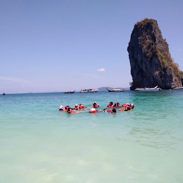 ว่ายน้ำที่เกาะปอดะ