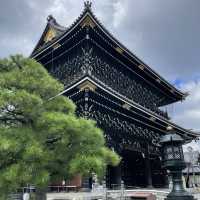 【京都府】JR京都駅に近い世界最大級の木造山門へ！
