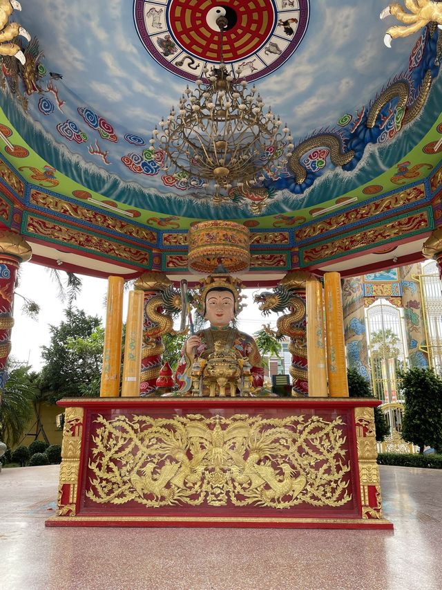 กราบขอพรเทพแห่งความสำเร็จที่บางแสน กราบขอพรเทพแห่งความสำเร็จที่บางแสน