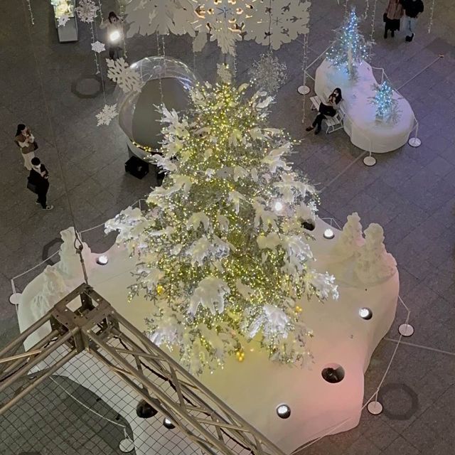 KITTE丸の内のクリスマスイルミネーション