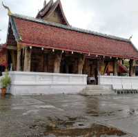 Buddhist temple In the night market 