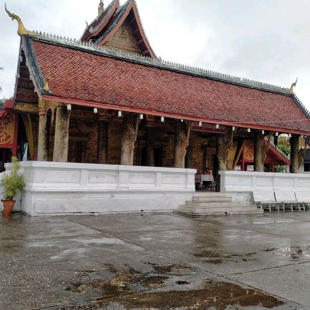 Buddhist temple In the night market 