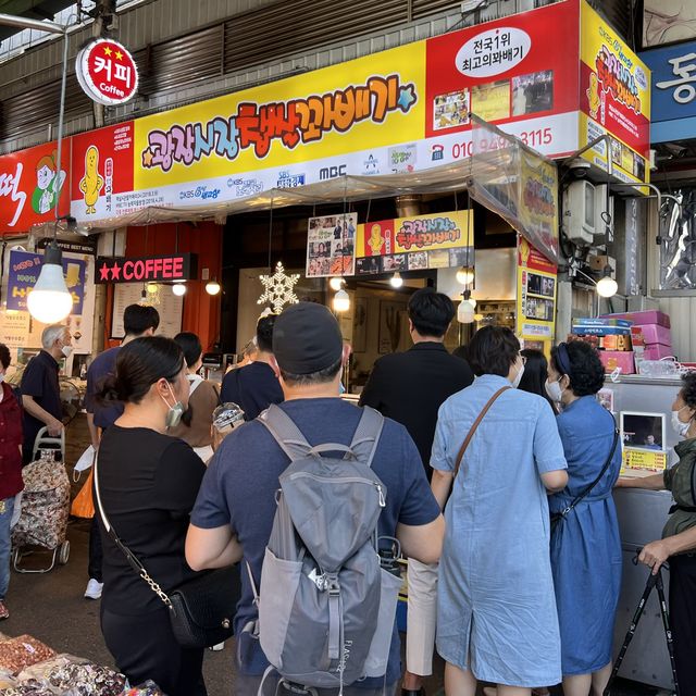 韓国/ソウル【広蔵市場】行列のできる！できたてクァベギ(揚げドーナツ)屋さん