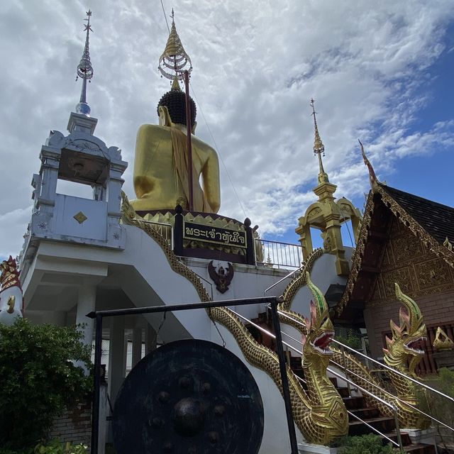 ขอพรพระเจ้าทันใจที่วัดเชียงยืน