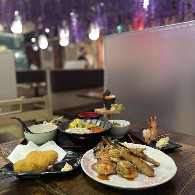 滿佈紫藤花的日式居酒屋