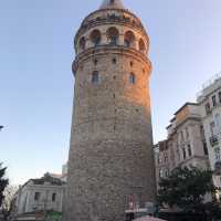 イスタンブール 新市街に一際高くそびえるガラタ塔