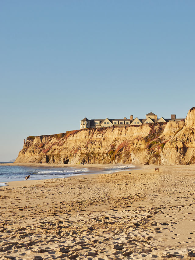 Half Moon Bay in California 🌙 Enjoy a seaside sunset at the Cliff Hotel.