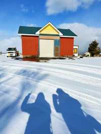 In winter, go to Noboribetsu, Hokkaido ❄️ to see the snow and soak in hot springs ♨️.