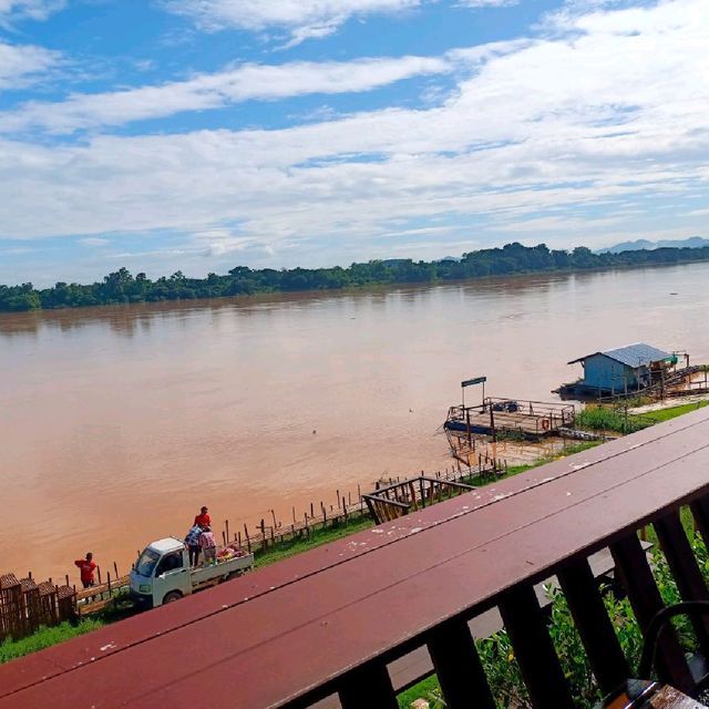 CAFE DE RIVER เชียงคาน