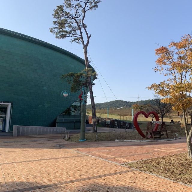 [도자기만들기 체험이 가능한 ‘부안청자박물관’]