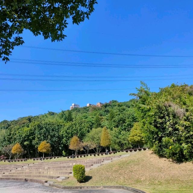 大溪河濱公園-藍天白雲綠草地