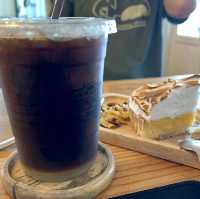 คาเฟ่บ้านไม้ the wooden house