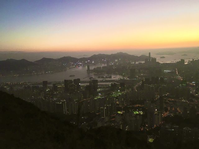 從飛鵝山俯瞰九龍半島暮色 從飛鵝山俯瞰九龍半島暮色