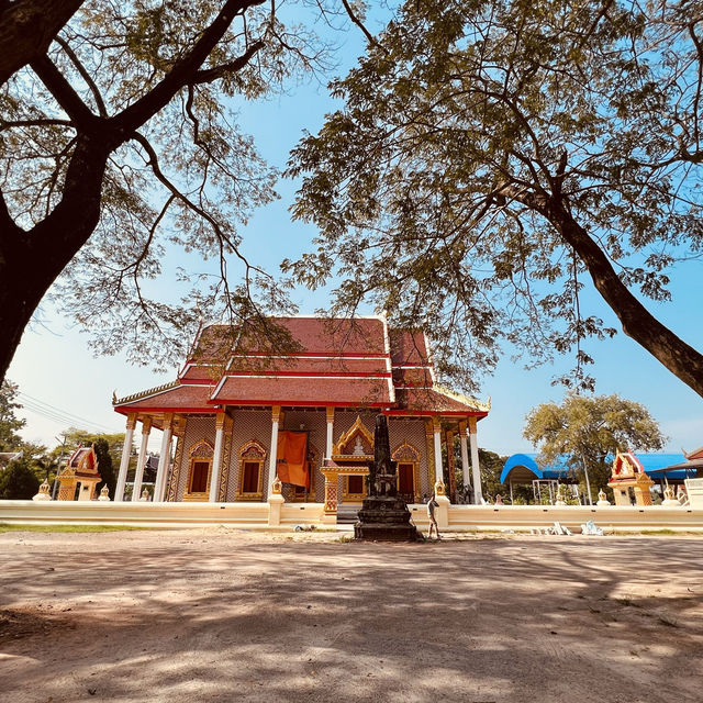 วัดโบราณริมแม่น้ำ