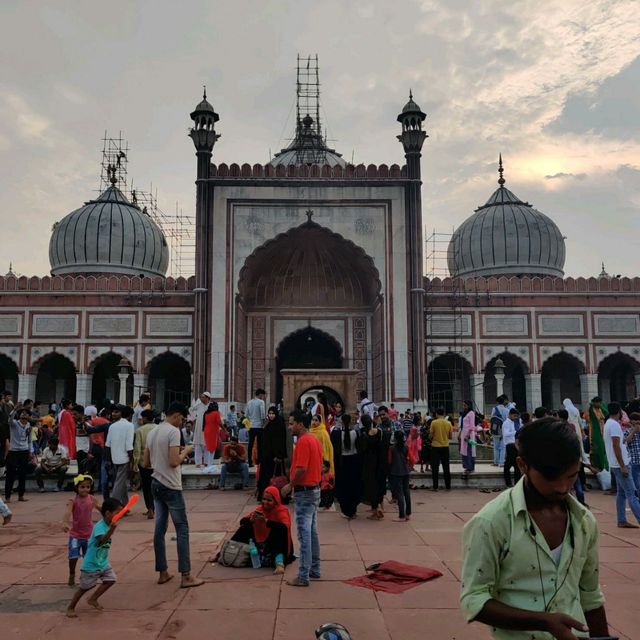 Magnificent yet crowded mosque of Mughal era