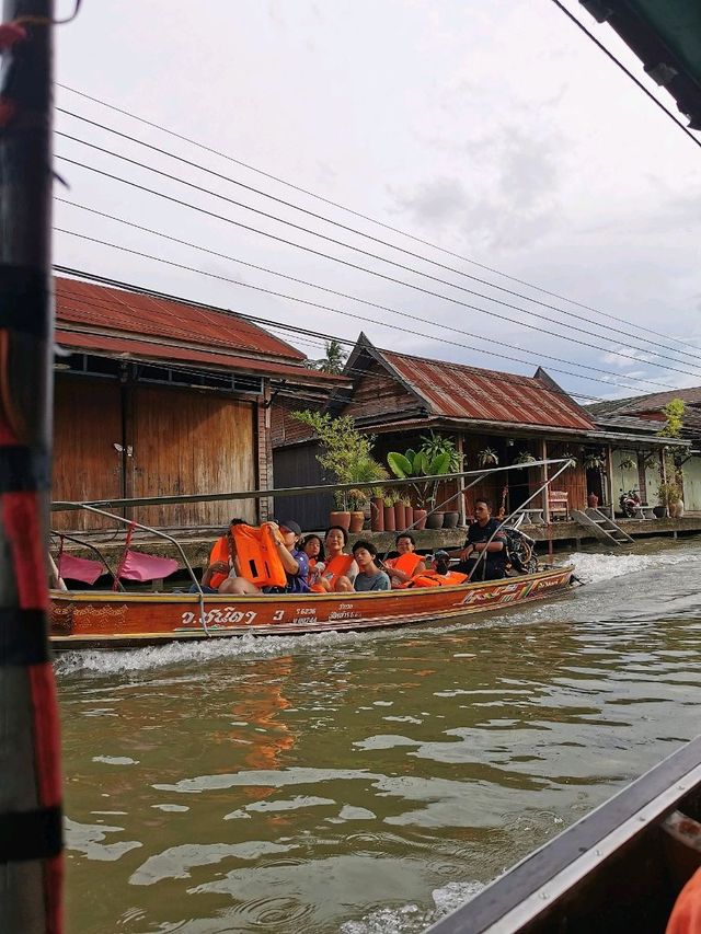 ตลาดน้ำอัมพวา