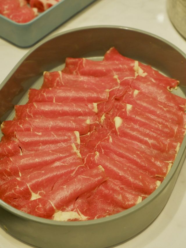 櫻花樹下台式火鍋，真材實料的湯底和高質牛肉 