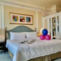 Shangri-La Valley Wing Pool View deluxe room