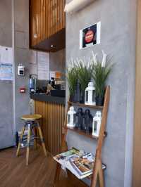 輕鐵旁的木系Cafe 