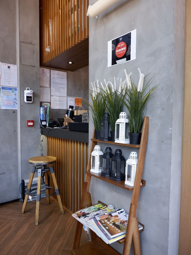輕鐵旁的木系Cafe 