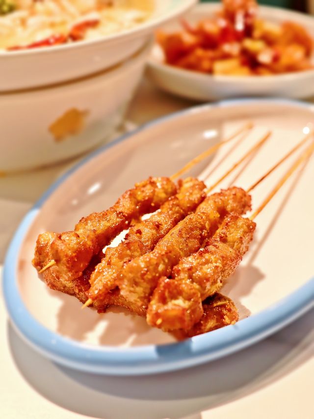 臉盤咁大嘅酸菜魚😍😍  喺海港城見到呢間成日排長龍嘅「姚姚酸菜魚」 用Tiffany Blue為主色，夠晒Eye Catching。  呢度個個都點酸菜魚，成個臉盤咁大盤，勁誇張。仲可以一盤兩隻味