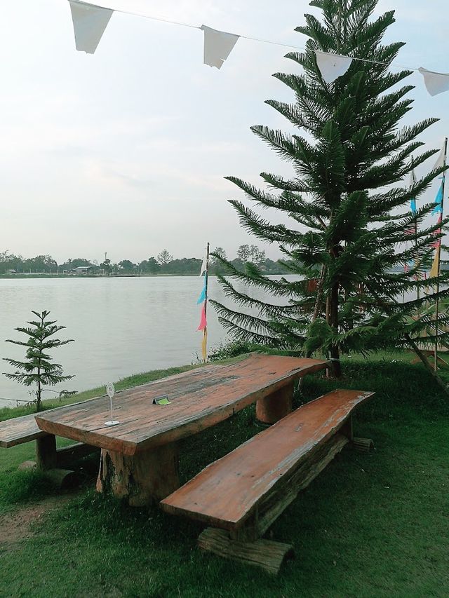 Banyakad cafe  คาเฟ่ติดแม่น้ำปิงวิวพระอาทิตย์ตก