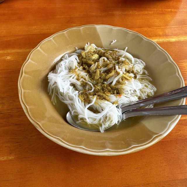 ขนมจีนใต้สะพาน อำเภอหัวไทร