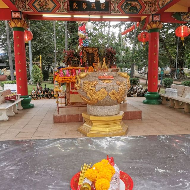 กราบไหว้ศาลหลักเมือง​