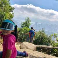 愛女5歲上獅子山頭