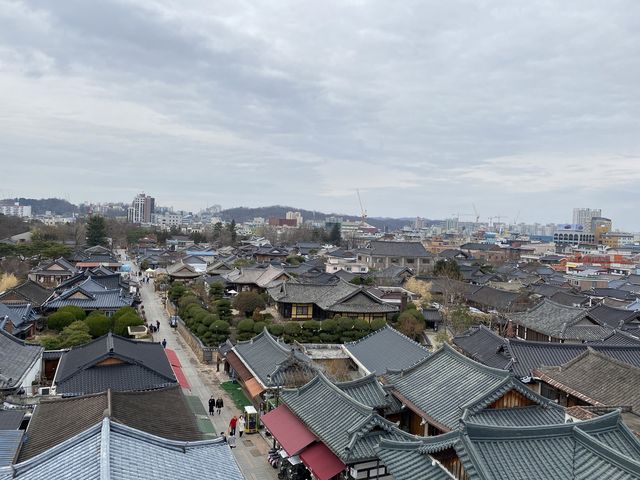 전주 한옥마을에서 조용한 한옥 감상 투어