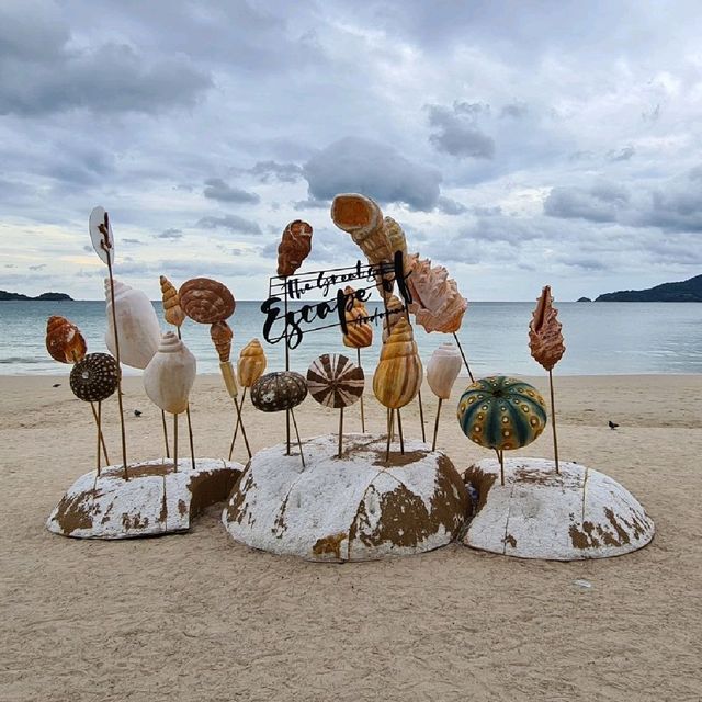 ชายหาดสวย  ทรายขาว น้ำทะเลสีฟ้า