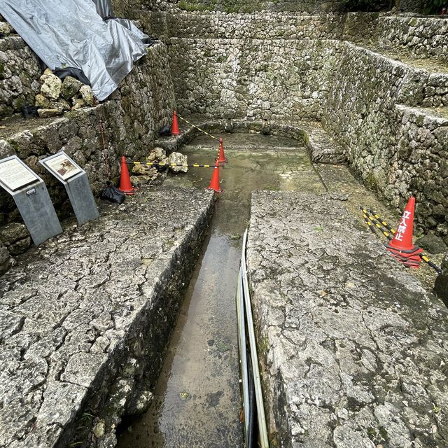 首里城まで続く石畳道をゆっくりと歩く