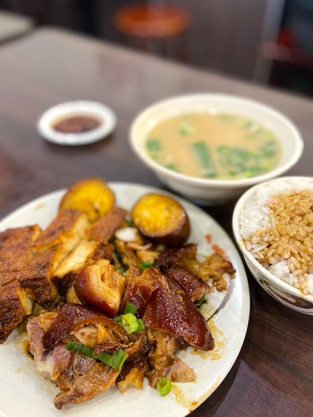 ［台北/大同］ 老牌張豬腳飯🐖｜台北大同區美食 發油光的豬腳 怎麼可以那麼Q那麼好吃🥰 