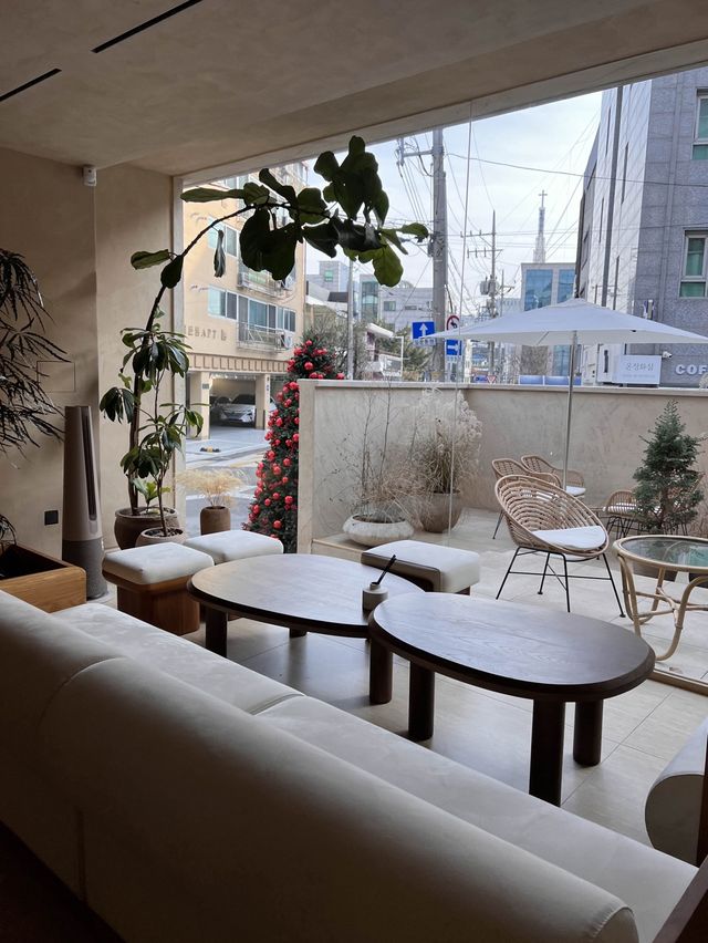 韓国/ソウル【弘大】ベージュの暖かい雰囲気が素敵💗広い一軒家カフェ