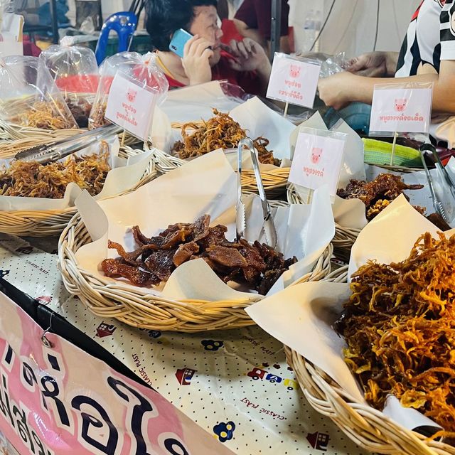 수요일엔 큰 야시장으로 변신 “Kad Farang Village” 수요일엔 큰 야시장으로 변신 “Kad Farang Village”