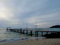สีฟ้า รีสอร์ท โอบกอดด้วยคลื่นทะเล 🌊