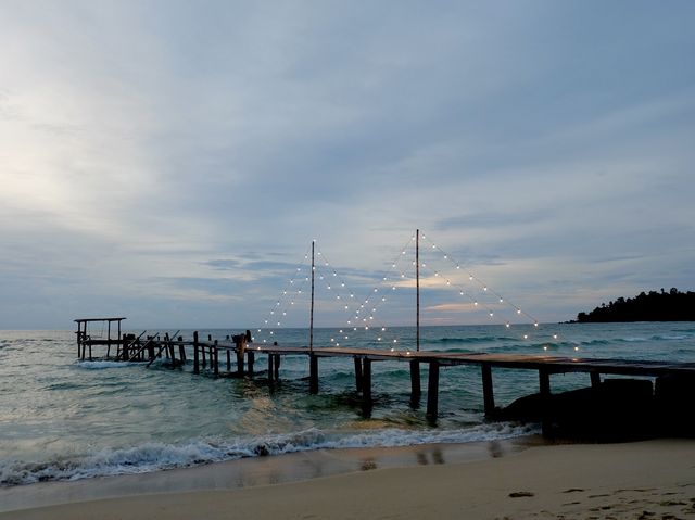 สีฟ้า รีสอร์ท โอบกอดด้วยคลื่นทะเล 🌊