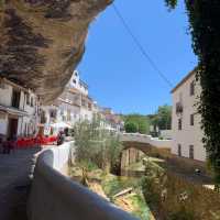 Setenil de las Bodegas สร้างบ้านใต้หินในสเปน