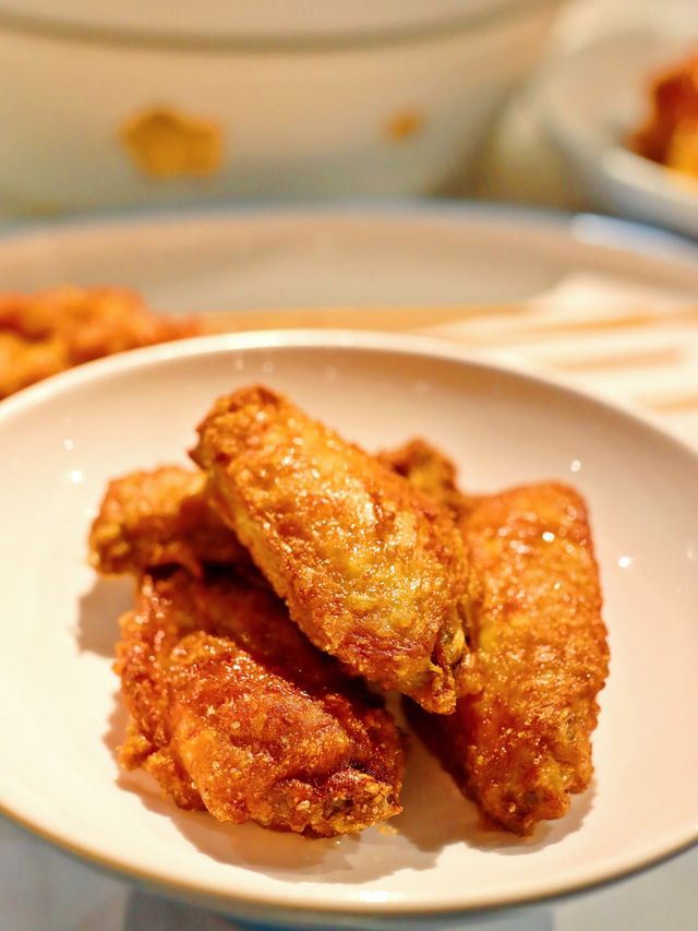 臉盤咁大嘅酸菜魚😍😍  喺海港城見到呢間成日排長龍嘅「姚姚酸菜魚」 用Tiffany Blue為主色，夠晒Eye Catching。  呢度個個都點酸菜魚，成個臉盤咁大盤，勁誇張。仲可以一盤兩隻味