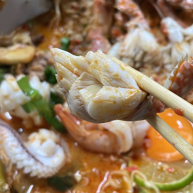 兩個人挑戰最大份既米芝連mama面 ，  D蟹真係啖啖肉