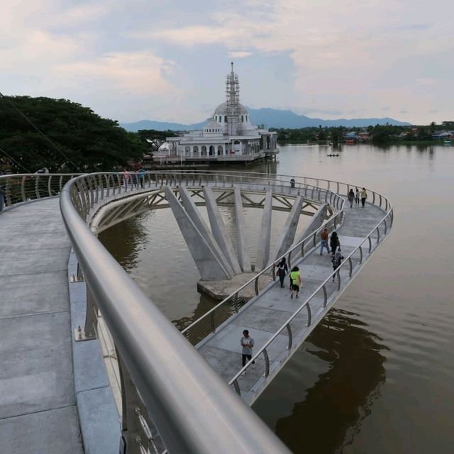 Stunning Kuching Darul Hana Bridge